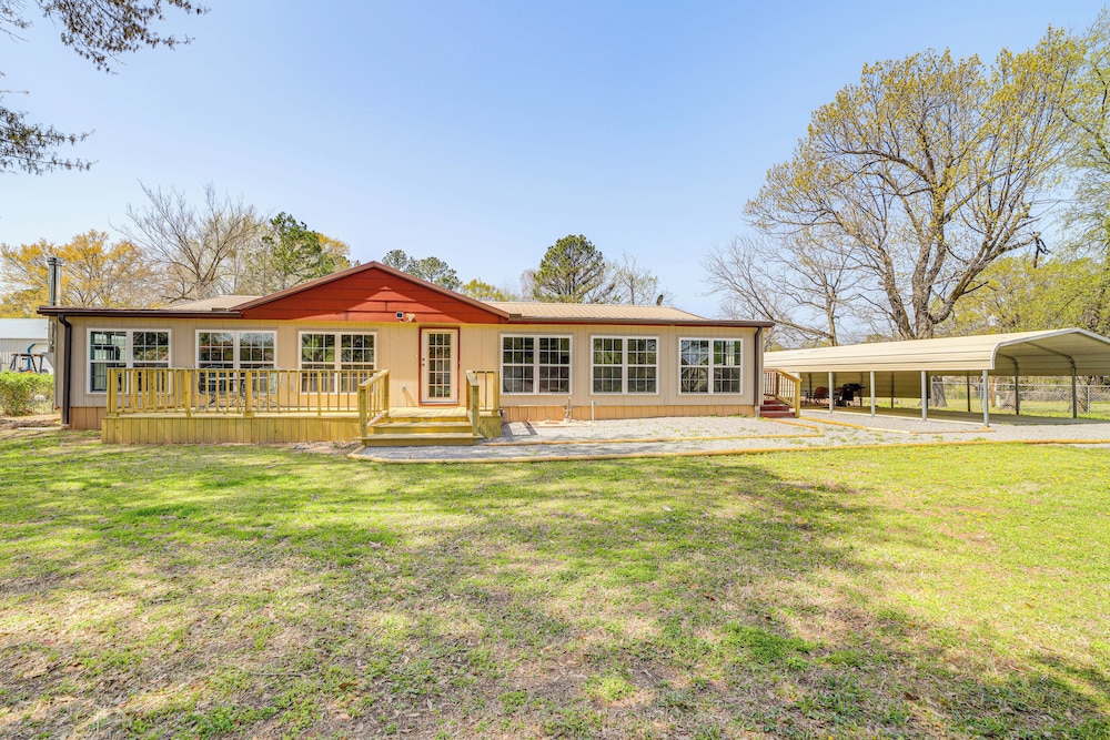 Walk to Beach: Eufaula Home w/ Outdoor Seating!