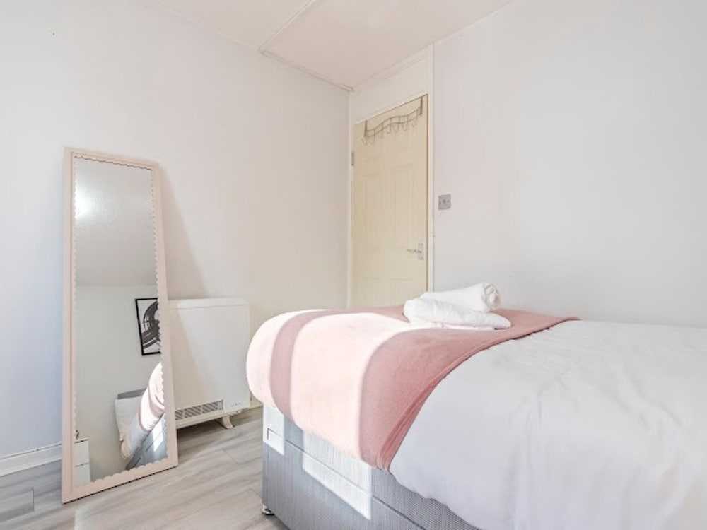 1 Bedroom Apartment Sleeps 4, Free Parking, Tv