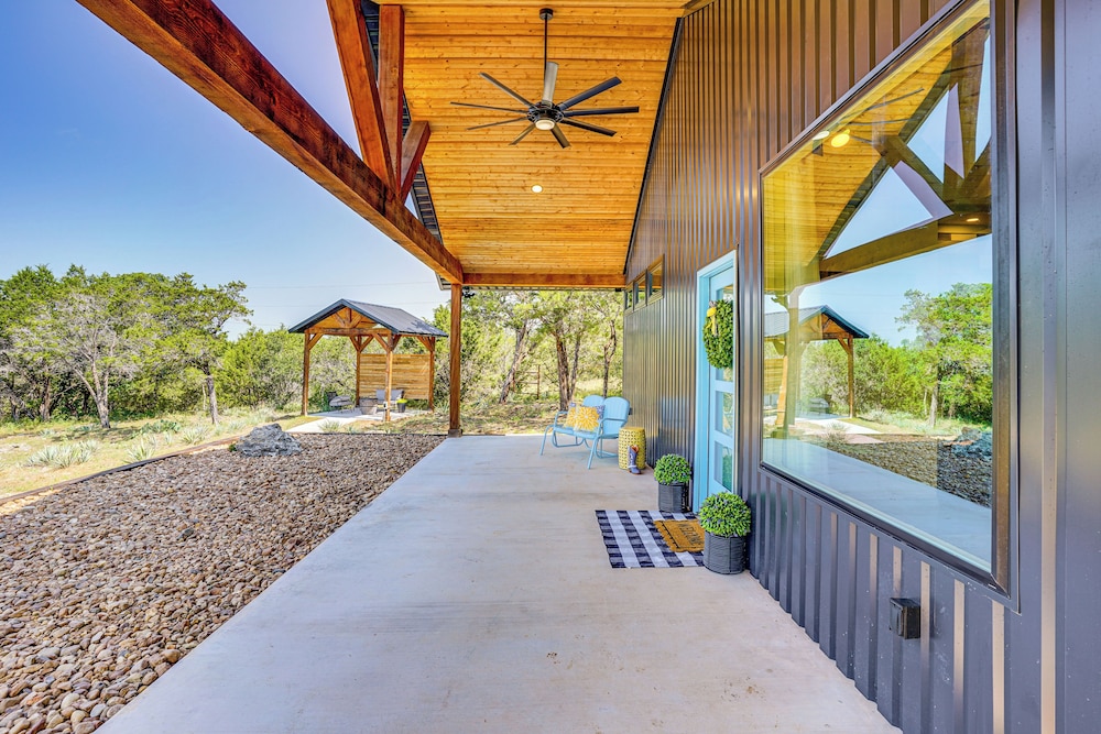 Recently Built Cabin w/ Pavilion in Granbury!