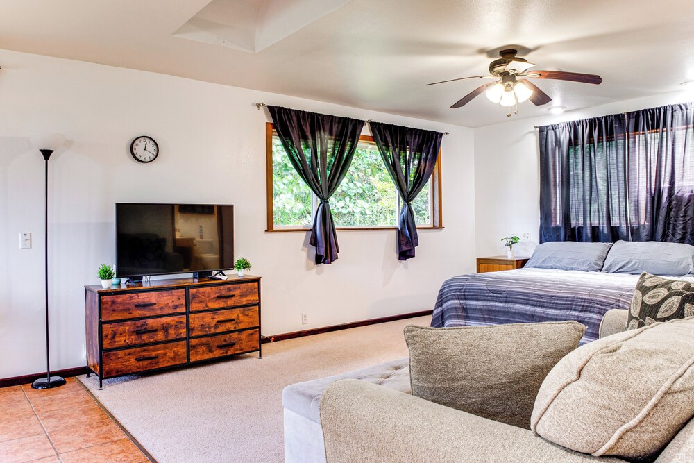 4 Mi to Beach: Keaau Retreat w/ Relaxing Porch!