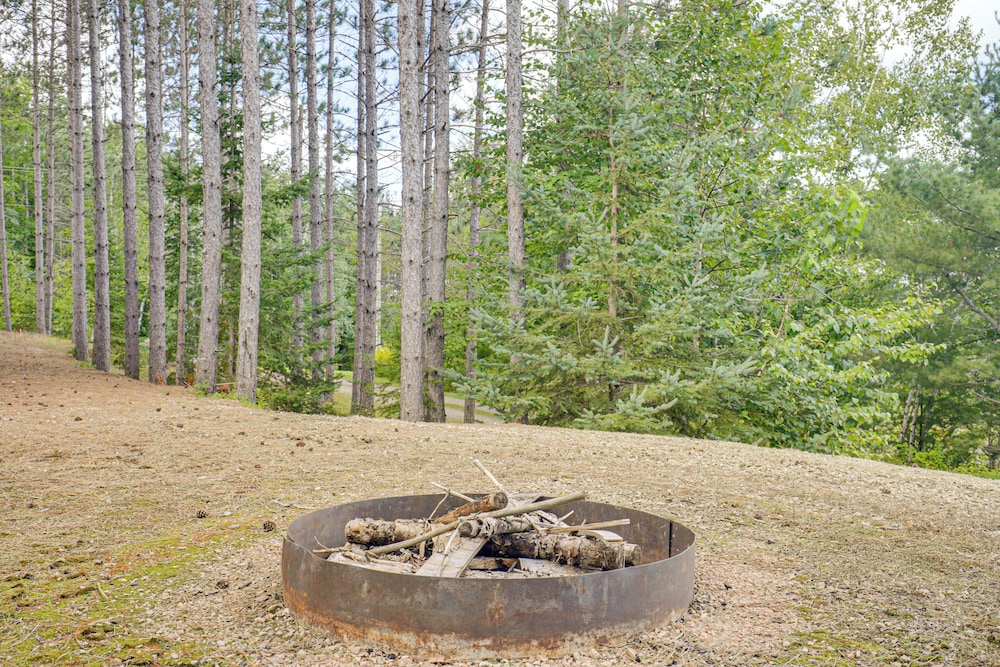 Near Hiking & Snowmobile Trails: Wabeno Cabin!