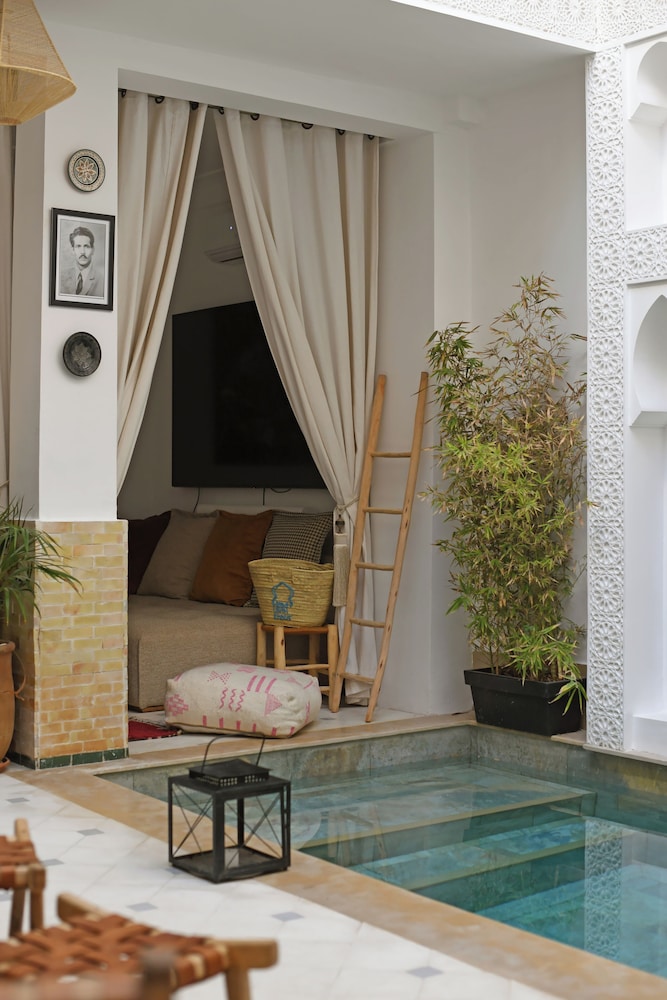 Riad Larbi Khalis