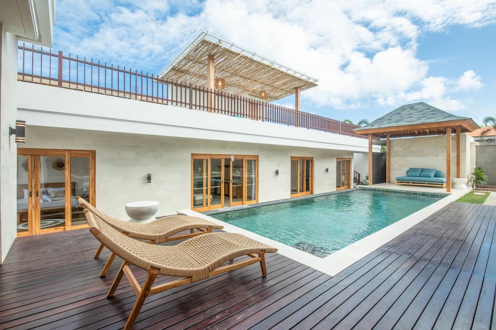 Breeze Opulent 6 BR in With Ocean View 5 Mins to Savaya