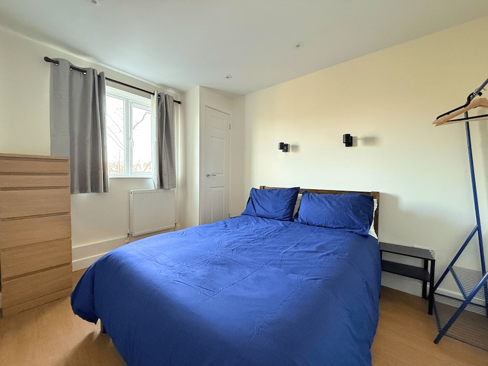 Stunning Townhouse: Your Spacious Retreat for 8