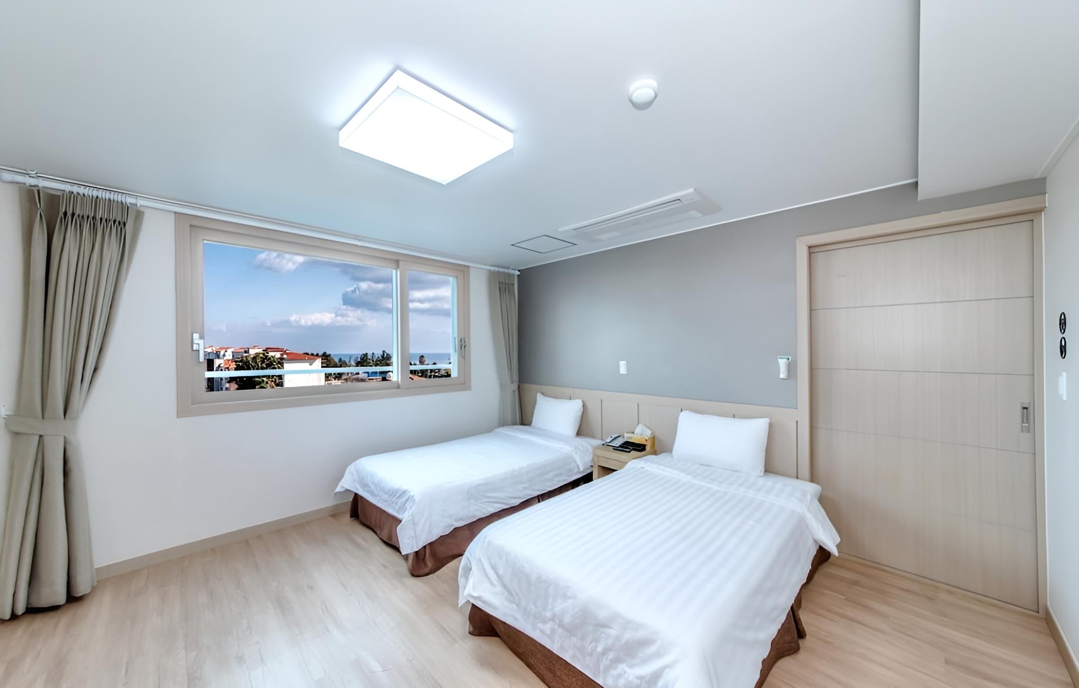 Seogwipo Jay Hill and City Hotel view 4