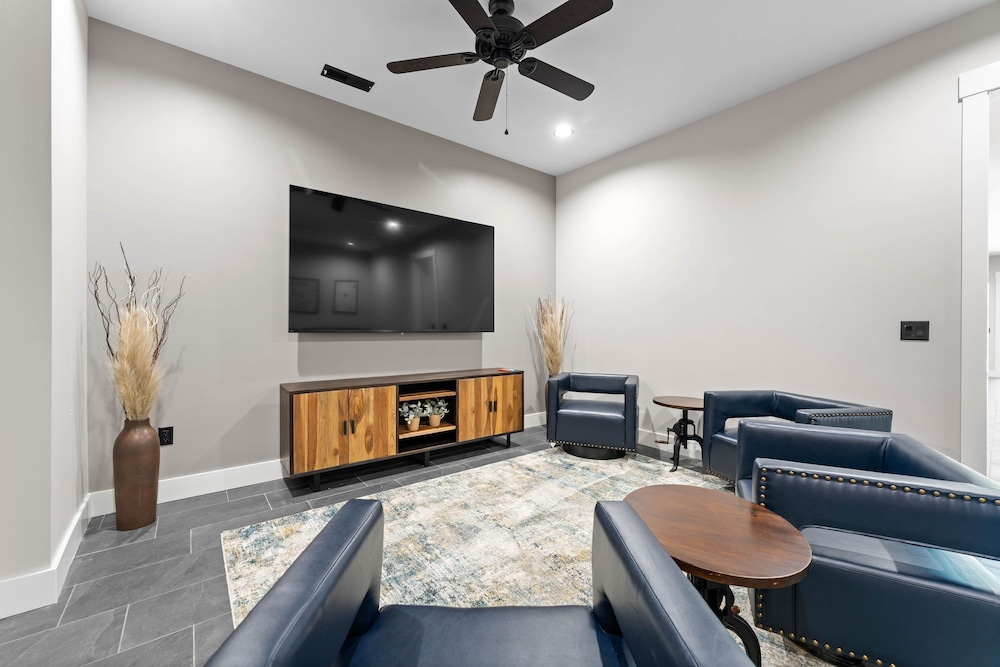 Gray Fox Lodge by Avantstay Waterslide Pool Theater Sleeps 23