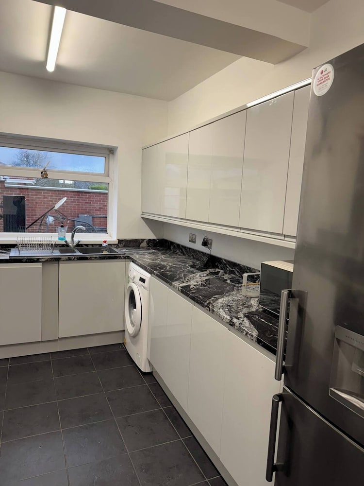 Spacious 4-bedroom Home in Ashford, Kent - Perfect for Families and Groups