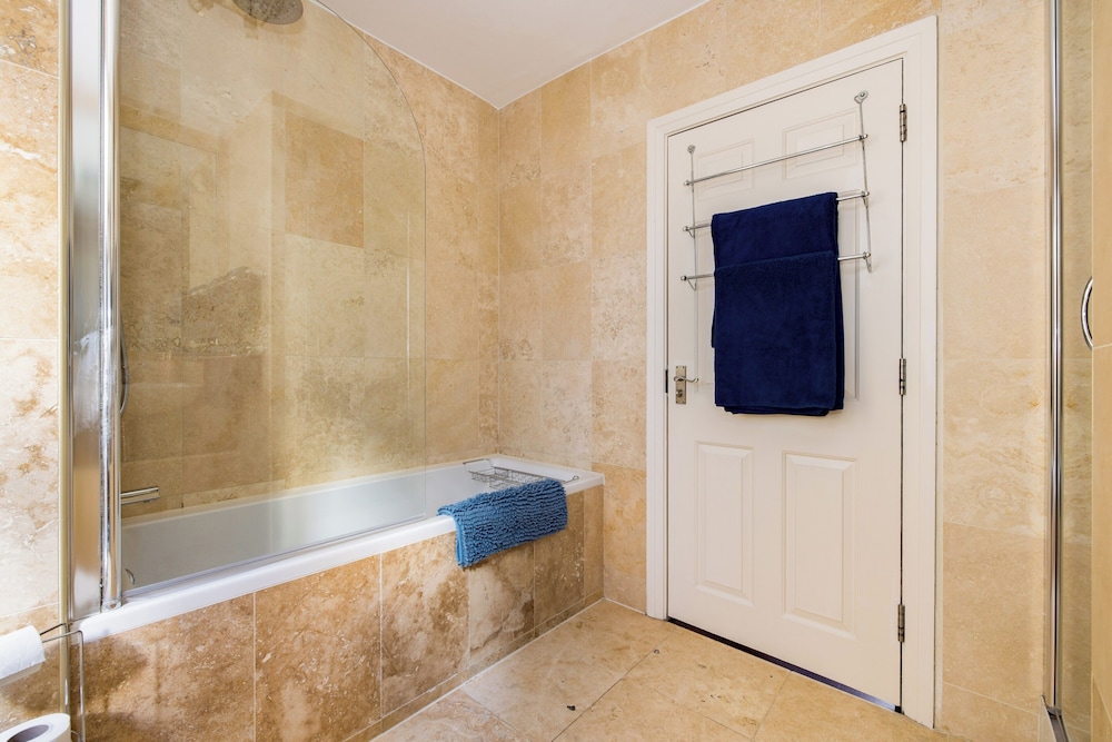 Mayfair 9-bed Townhouse - Sleeps 16, Patio & Ac