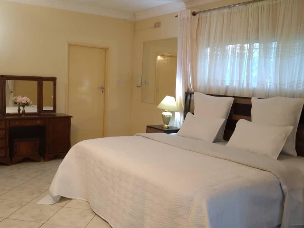 Charming 6-bed House With Swimming Pool in Harare view 4