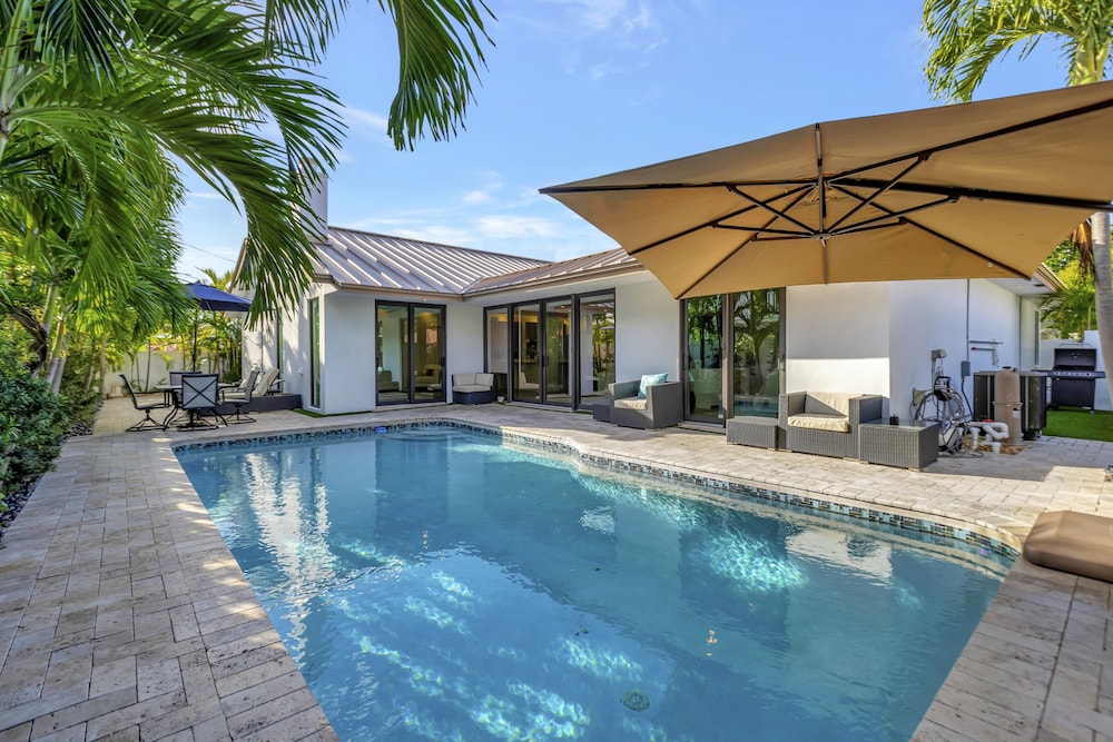Lynora's Luxe Estate Modern Design - Image 2