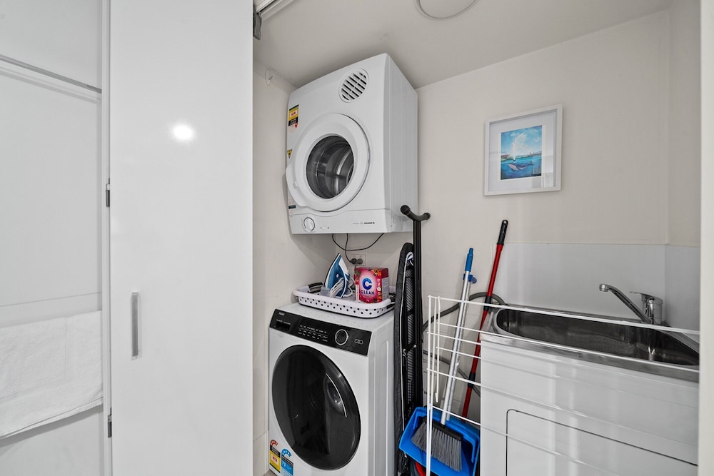Braddon Retreat: Spacious 1-bed With Parking
