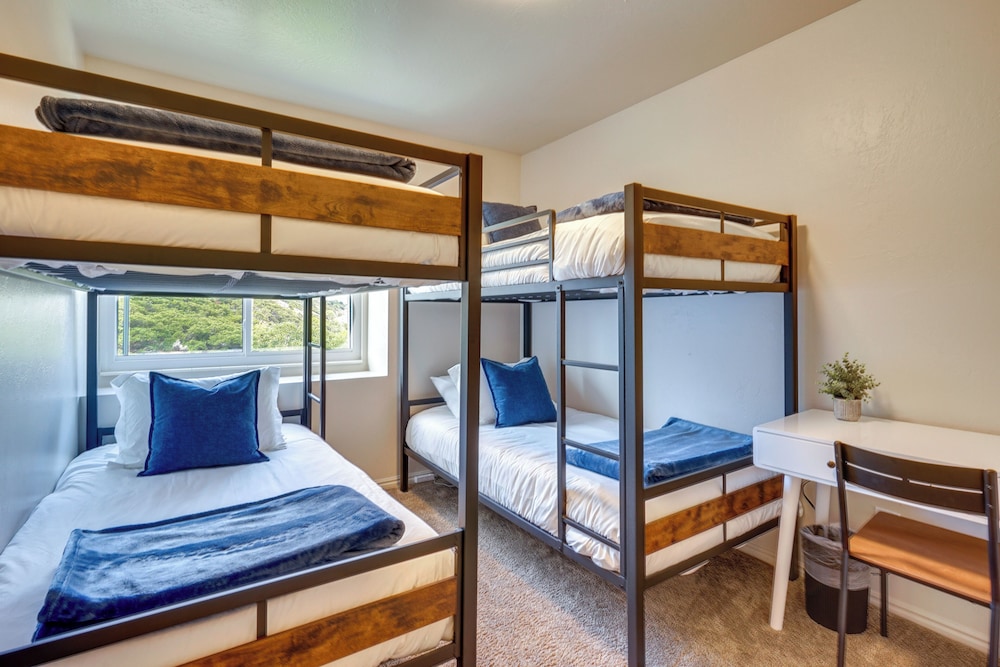 Mtn Views & Canyon Access: Cottonwood Heights Home