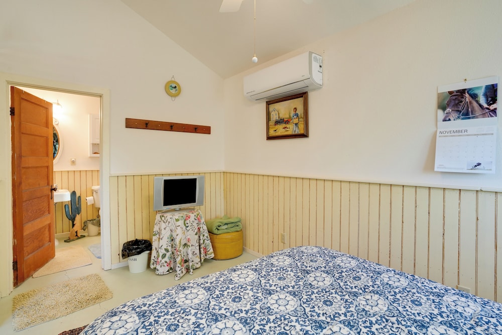 < 1 Mi to Horse Boarding: Cozy Yarnell Hideaway!
