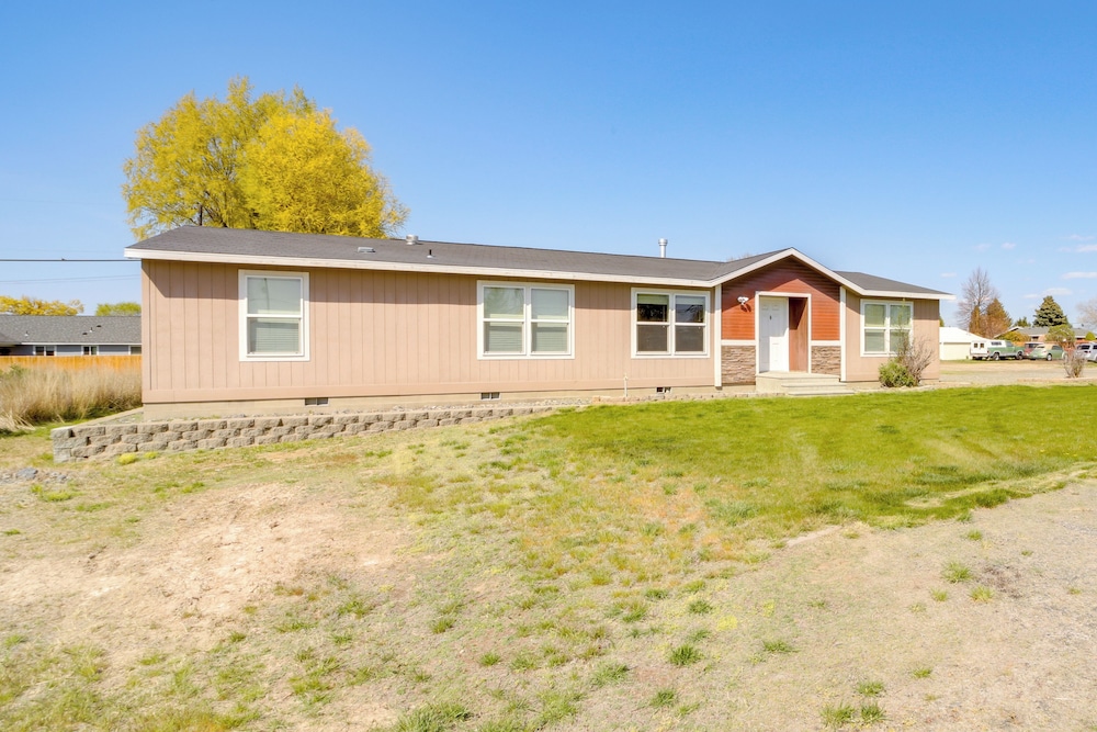 1 Mi to Lake: Getaway w/ Patio in Coulee City!