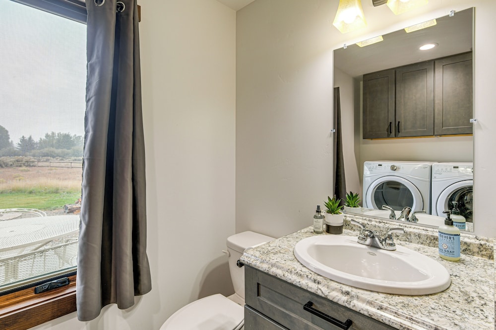 Pinedale Getaway Near Hiking, Skiing & Lakes!