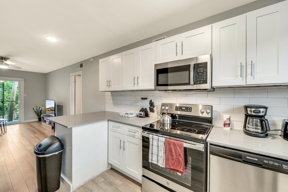 Modern 2BR Near UT Hyde Park Evonify - Property Image 36