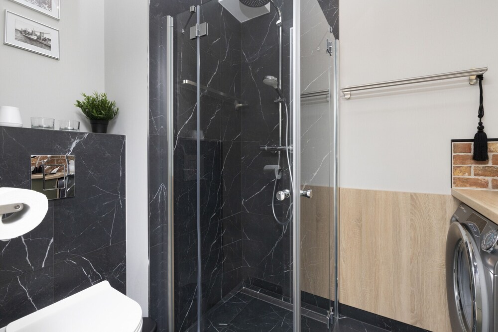 Studio & Balcony City Centre by Renters view 2