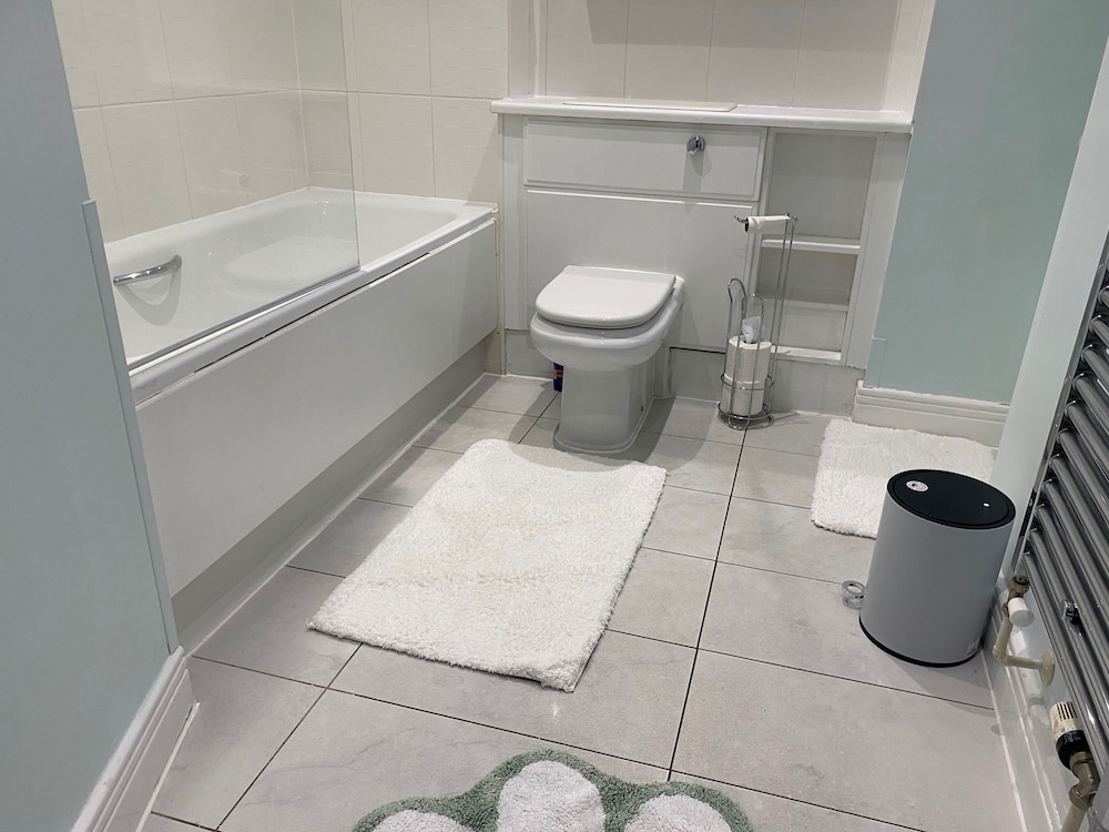 2 Bed Flat - Sleeps 4 - Parking - Wifi