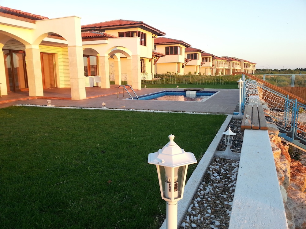 Lighthouse Luxe Estate Apart & Villas