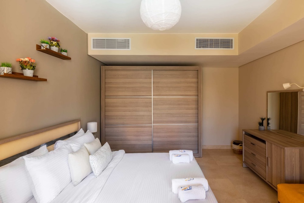 Xuru Stays I Exotic 1bdr w/ Outdoor Terrace Pool & Beach Access