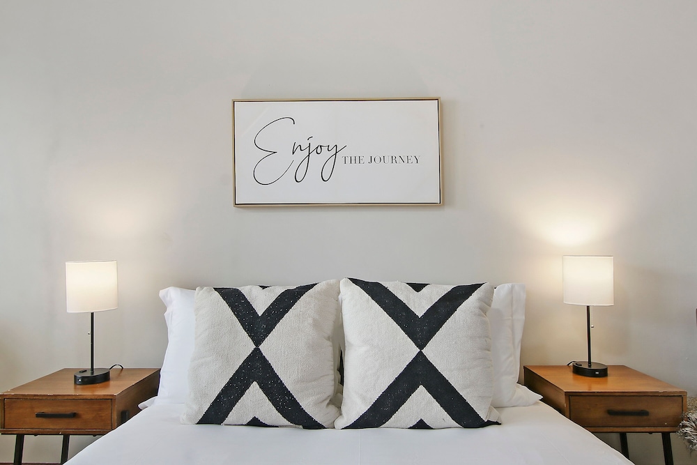 Inviting 2BR Apt - Fullerton 1B