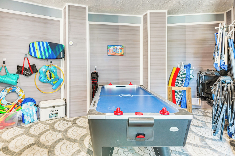 Golf Cart + Elevator: Retreat 1 Block to Beach