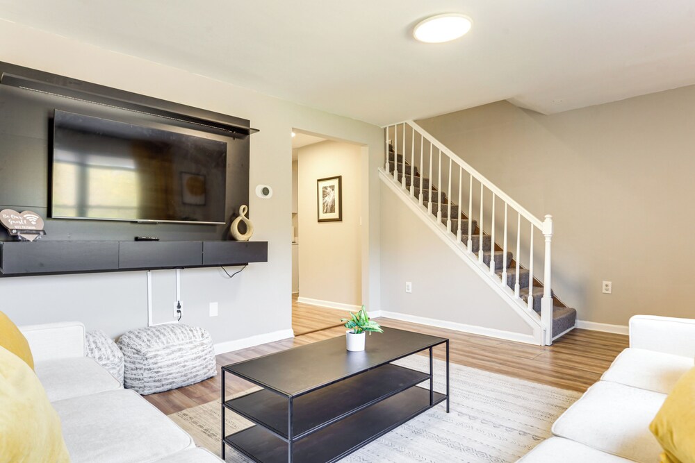 6 Mi to Downtown Cincy: Group-friendly Townhome!