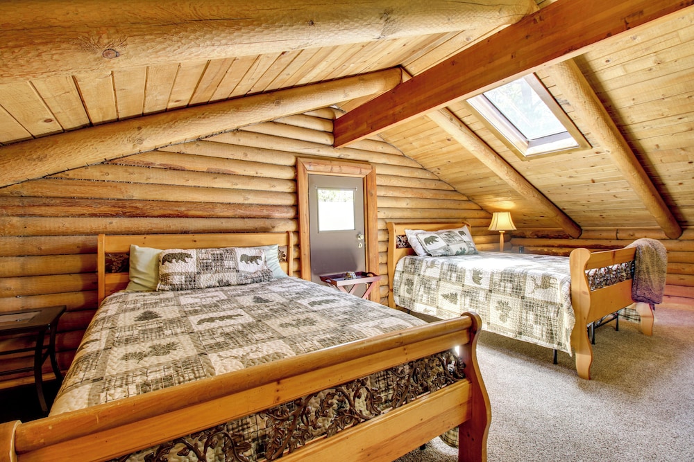 2 Mi to Show Low Lake: Log Cabin w/ Large Yard!