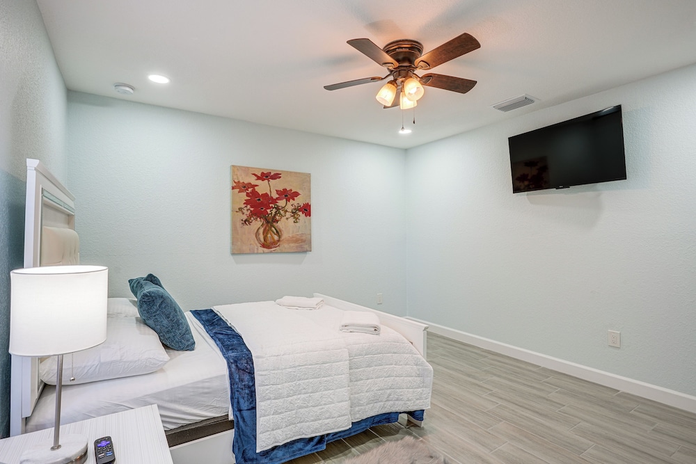12 Mi to Dtwn Tampa: Vibrant Home w/ Outdoor Space
