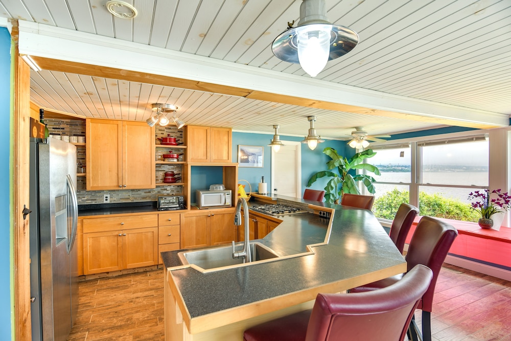 Massachusetts Vacation Rental: 5 Mi to Fall River
