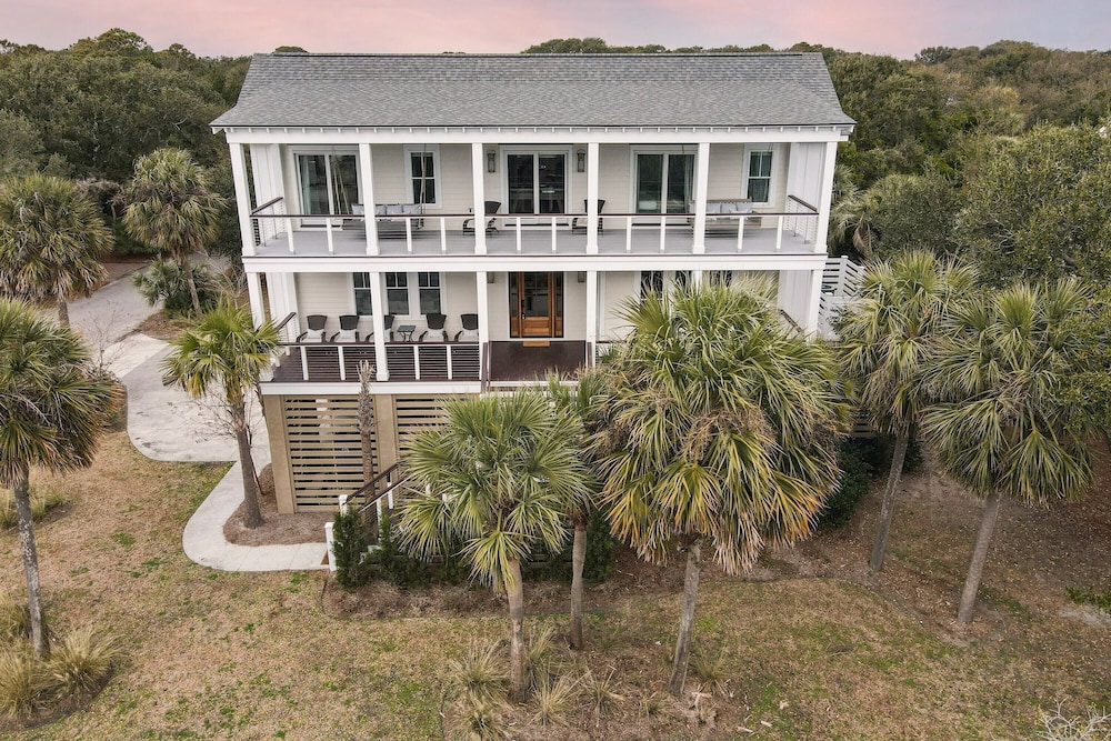 1blck to Beach, Pool, Firepit, Outdoor Kitchen, Game Room Pelican by Avantstay view 4