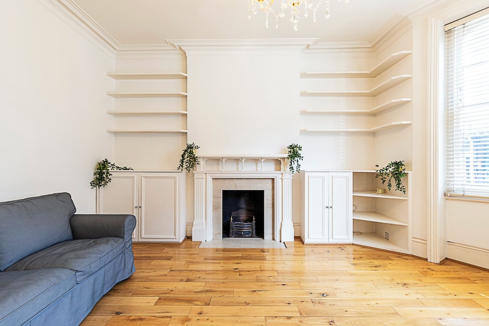 Kensington Tranquility: Elegant Two-bed Retreat