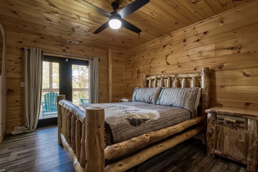 Smoky Lake Retreat 3 Bedroom Cabin by RedAwning view 2
