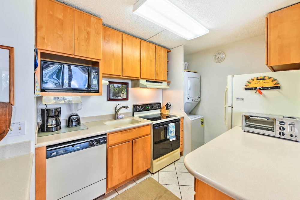 Condo w/ Private Lanai, Ocean View & On-site Pool!