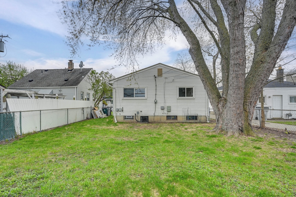 3 Mi to Dtwn Royal Oak: Getaway w/ Fenced Yard!