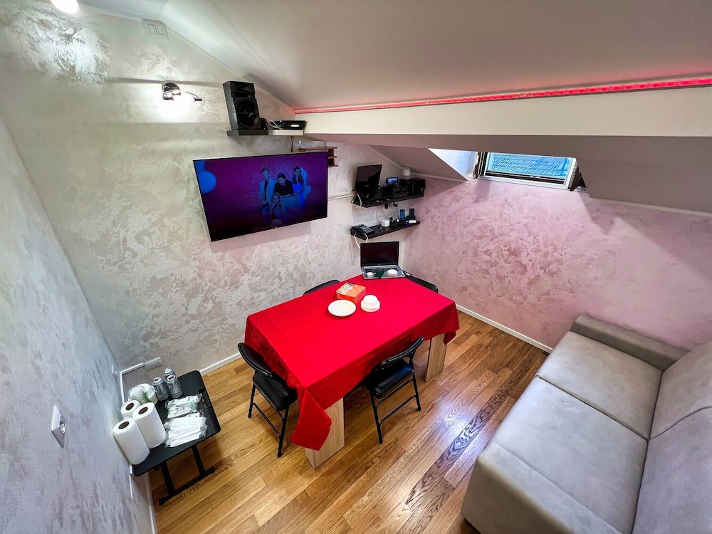 Chic & Green Penthouse - Domotic Comfort in Milans Trendy Nightlife District