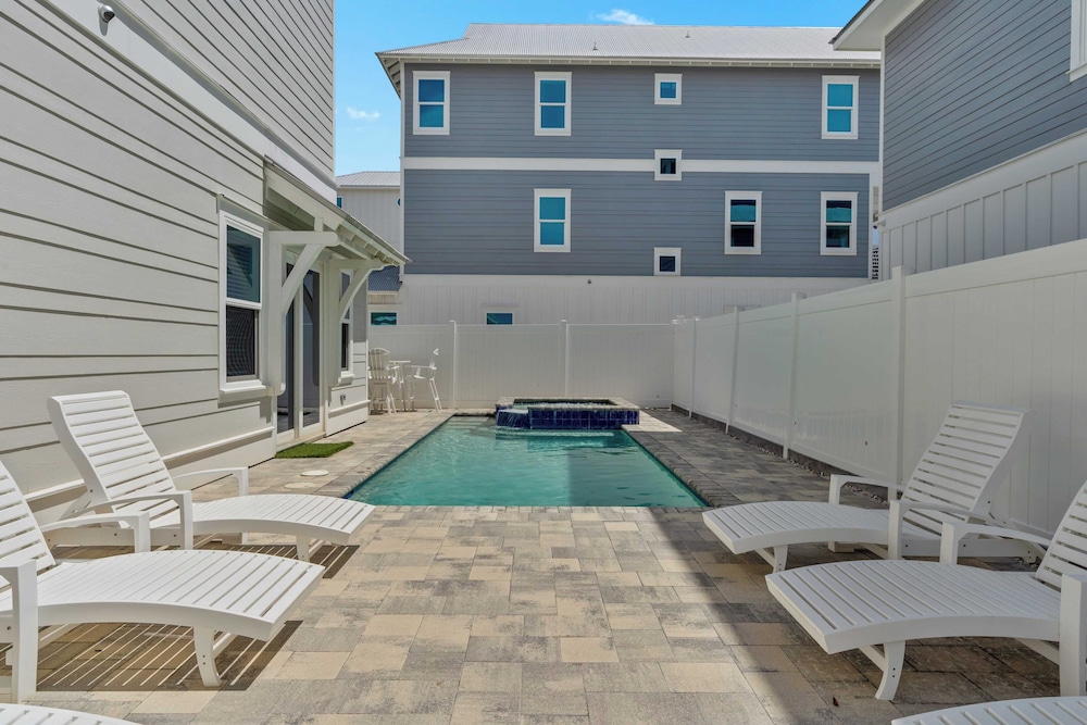 Gulf Views, Pool, Rooftop Lounge & Private Beach Heavenly Day by Avantstay