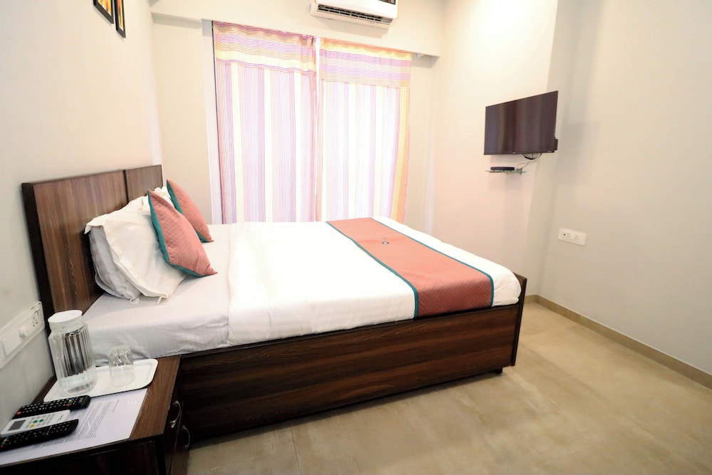 Pinaki Comfort Stay, Vile Parle - Near Airport
