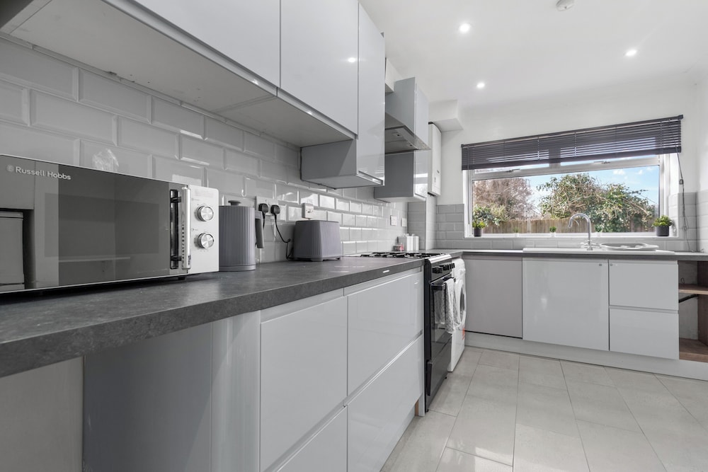 Staines House-3bed-sleeps7- Freep-close to Airport