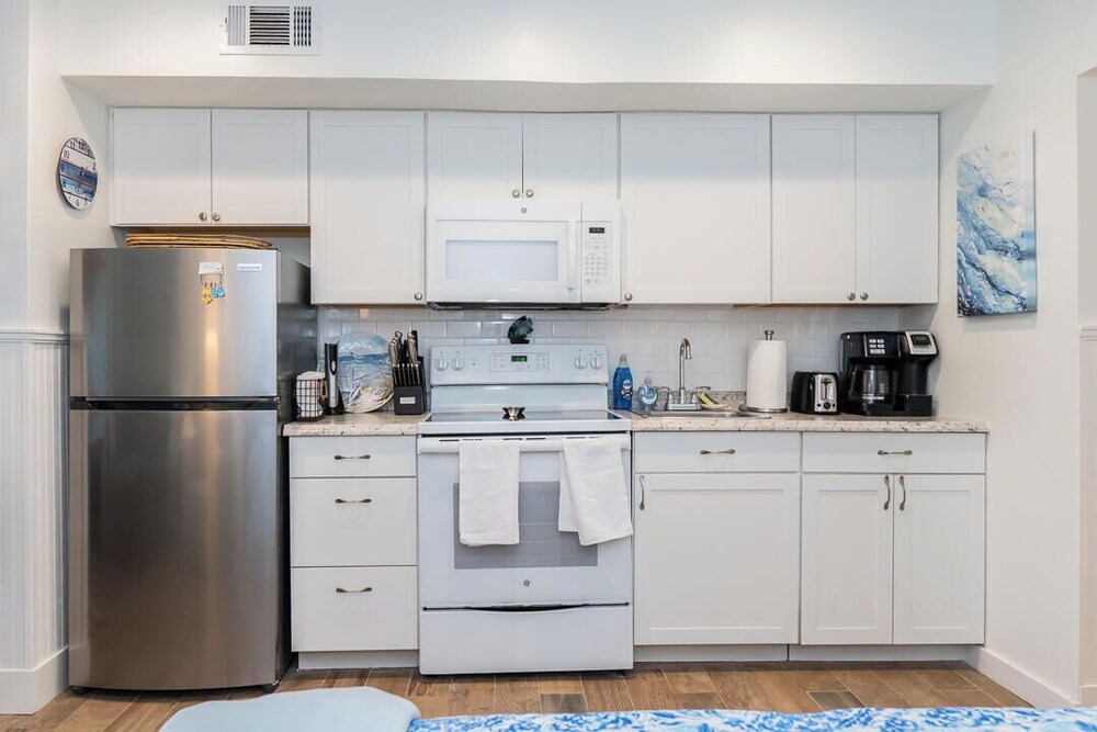 Newly Renovated Sunsuite! Centrally Located With Resort Access!