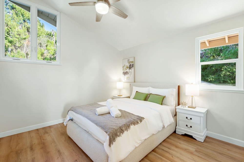 Spacious Retreat With Scenic Mountain Views