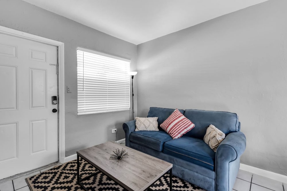 Cozy 1BR Retreat 6 Mins to Beach Free Parking