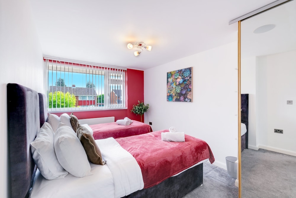 Elegant 5 Bed Home with Garden- Slough