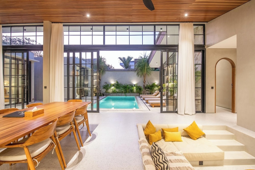 Stylish 5BR Boho Hideaway, 5 Minutes Bingin Beach