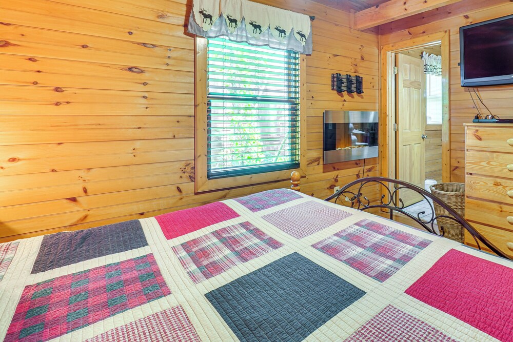 5 Mi to Gsmnp: Cabin w/ Hot Tub & Game Area