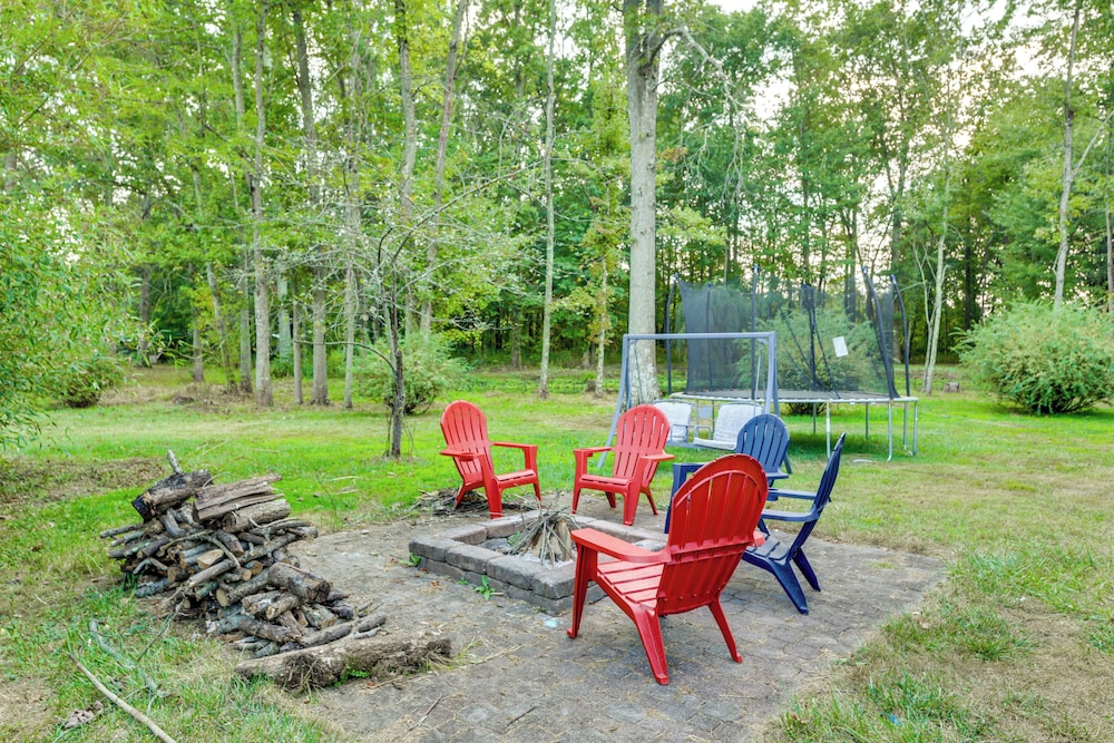 Large Yard w/ Pond: Family Retreat in New Albany!