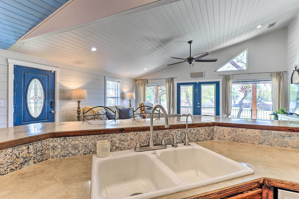 Charming Burnet Cottage w/ Lake View + Porch! view 2