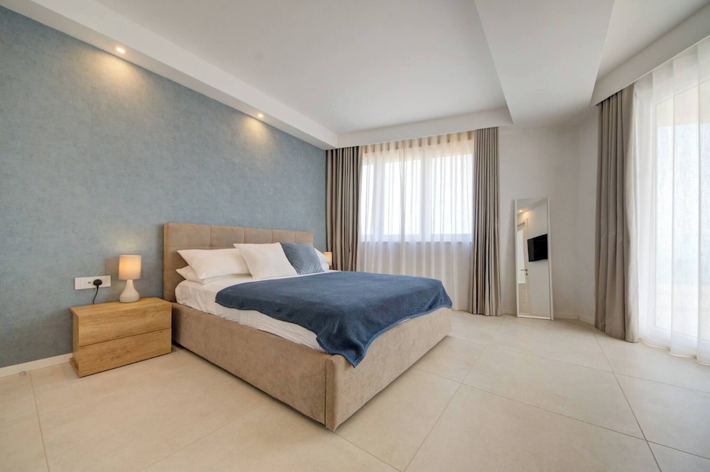 Luxury Penthouse With Private Pool and sea Views, Sleeps 6