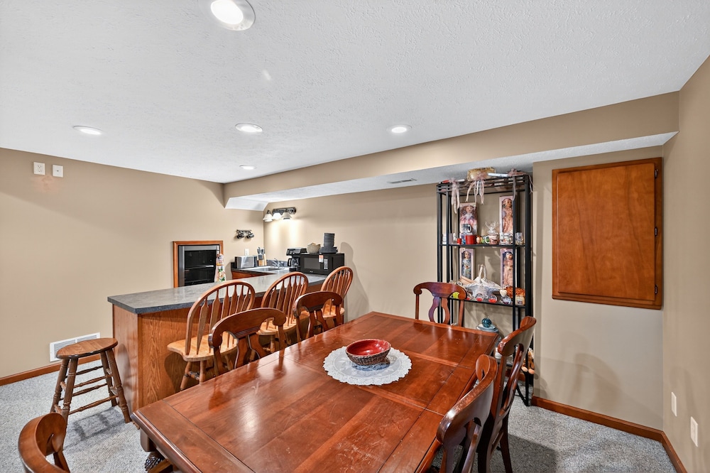 Cozy Retreat With Hot Tub In Peaceful Goshen 4 Bedroom Home