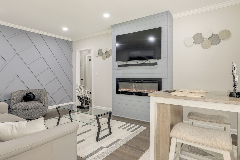 Updated Piedmont Heights Apt - 5 Mi to Dtwn Atl!